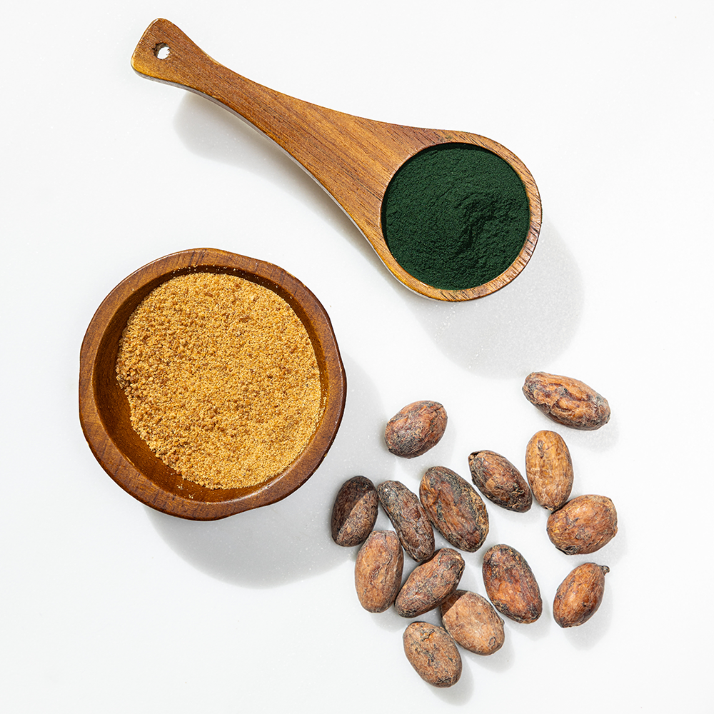 Coconut sugar, spirulina and cocoa beans ingredients